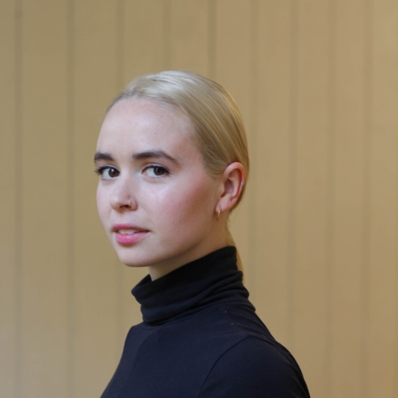 Meet your Posher, Nicole - Picture 1 of 1